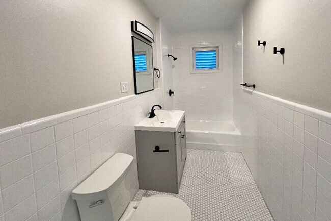 Building Photo - Spacious, Renovated 3 Bed! Between Union a...