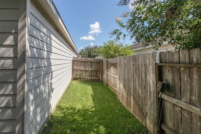 Foto del edificio - 29723 Sullivan Oaks Dr