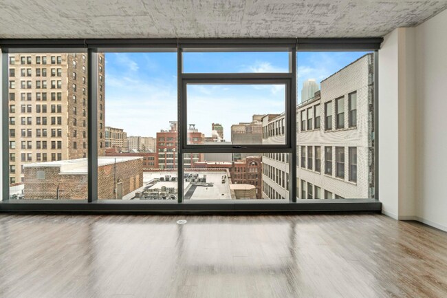 Building Photo - 702 S Clark St
