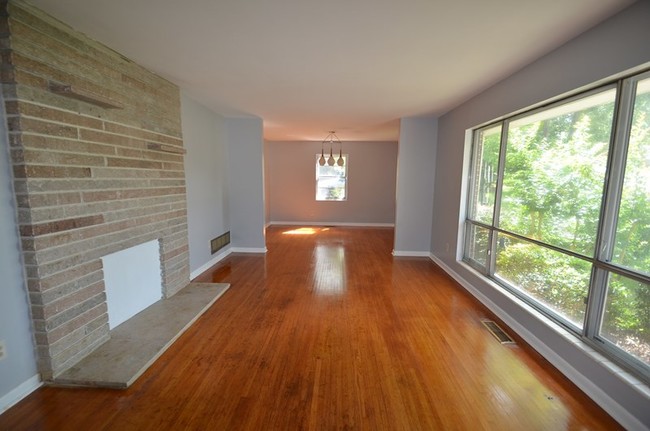 Building Photo - 912 Reedwood Ln
