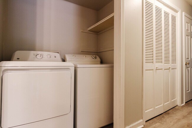 Foto del edificio - In-Unit Washer and Dryer - Near the river ...