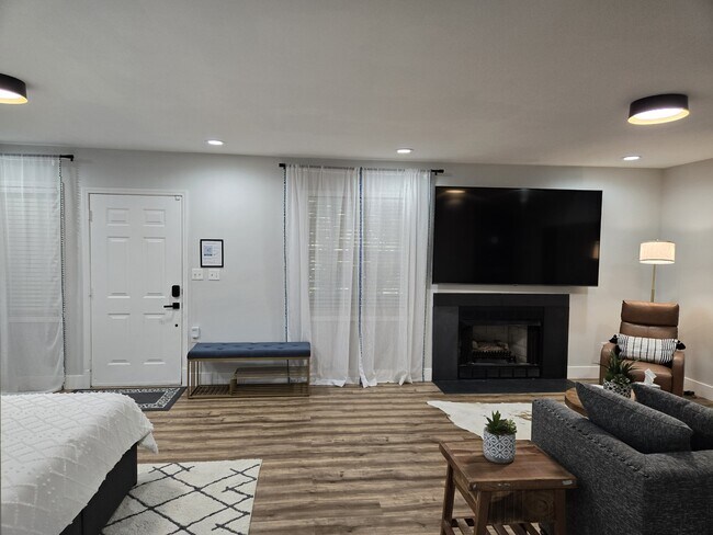 Foto del edificio - 319 Silverberry Ct