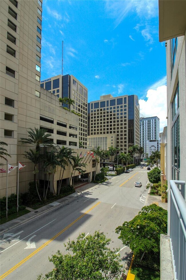 Foto del edificio - 9055 SW 73rd Ct