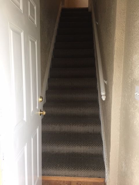 Building Photo - Large upstairs 2 Bedroom