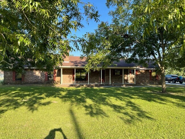 Building Photo - Private 1-Acre Retreat with Pool, Screened...