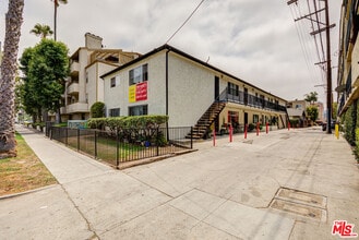 Building Photo - 428 W 7th St