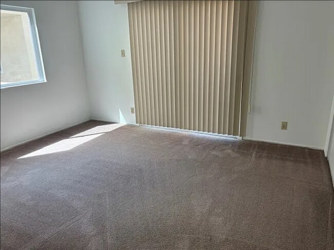 Building Photo - 503 27th St