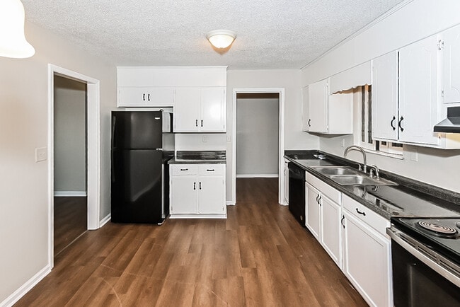 Building Photo - 370 Avon Cir