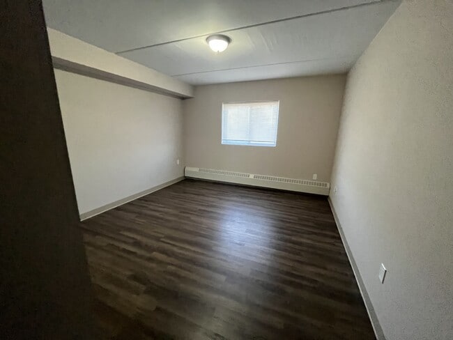 Building Photo - Old Oak Place