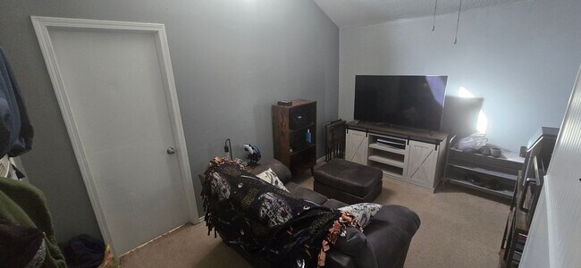 Building Photo - 2 bedroom close to campus