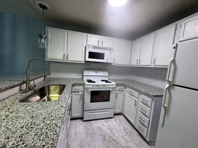 Foto del edificio - 1895 Tryon Dr