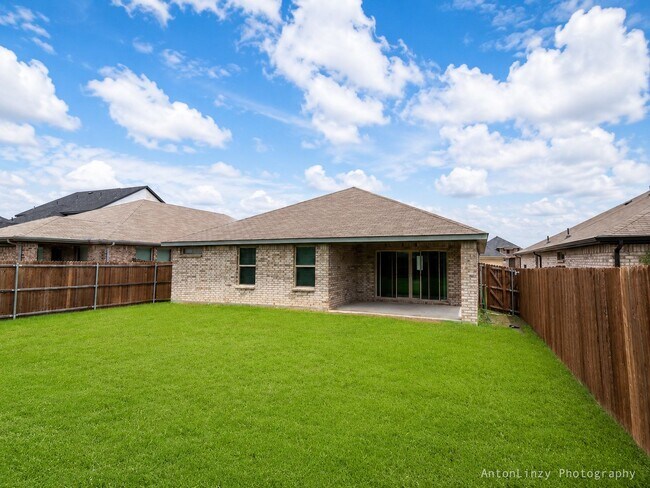 Foto del edificio - $1,995 3 Bed/2 Bath/2 Garage Home with Office/Study Ready for Move-in in Woodland Creek