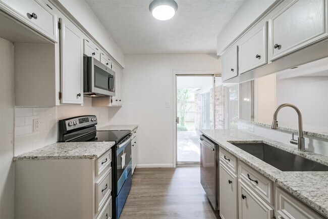Building Photo - 3311 Palm Desert Ln