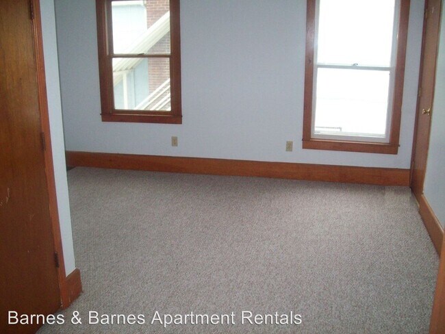 Building Photo - 418 N River St