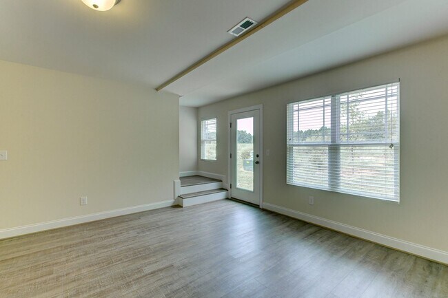 Foto del edificio - Two Story Townhome!