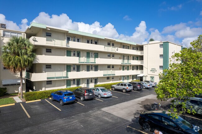 Foto del edificio - April Breeze Condos