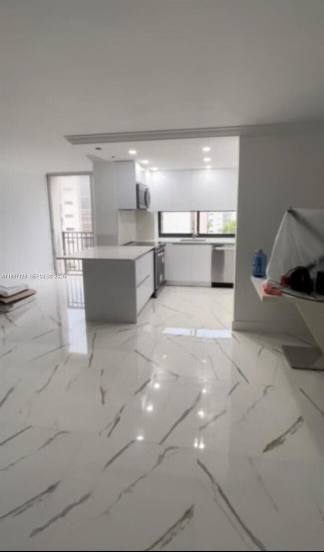 Foto del edificio - 16909 N Bay Rd