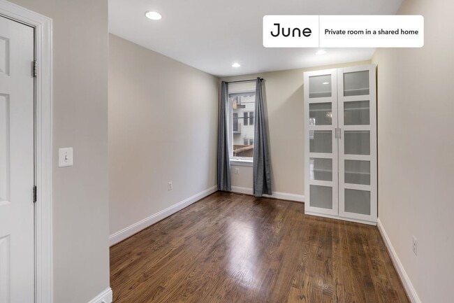 Building Photo - Room in Shared 3 bed/2.5 bath home