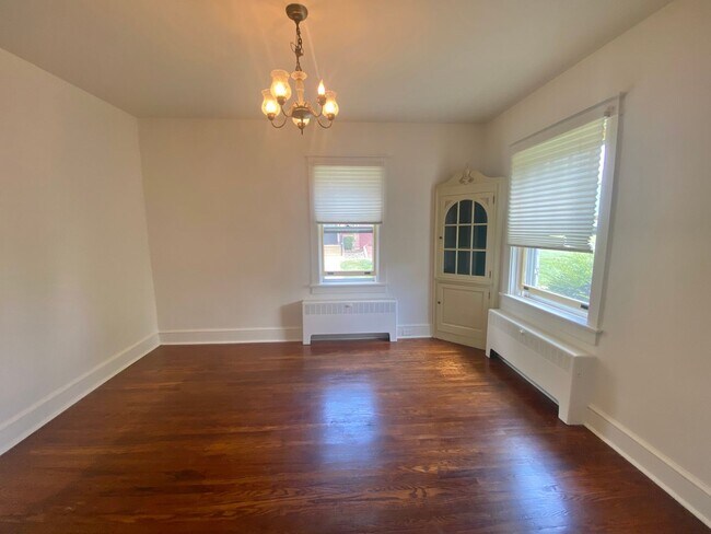 Building Photo - Amazing Cap Cod with 2 BR/ 1.5 BA and Bonu...