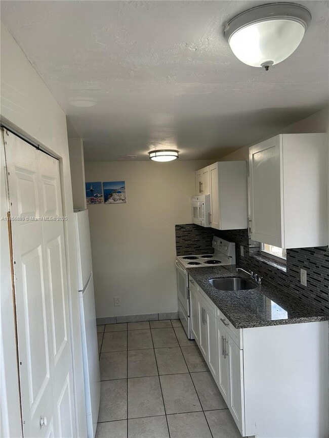Building Photo - 2615 NW 13th Ct
