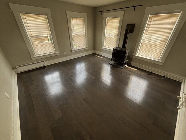 Foto del edificio - Bright & Spacious 3BR Second-Floor Apartment in Convenient Rochester Location