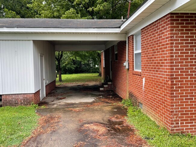 Carport - 334 E 10th St