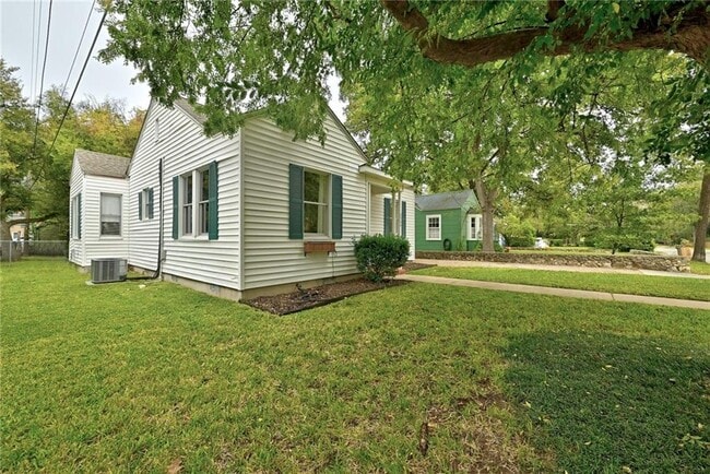 Building Photo - 2904 Kerbey Ln