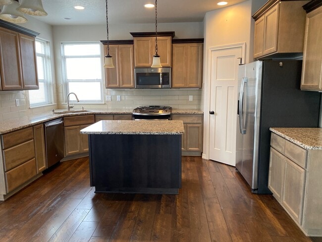Building Photo - Four Bedroom Three Bath in Southridge!