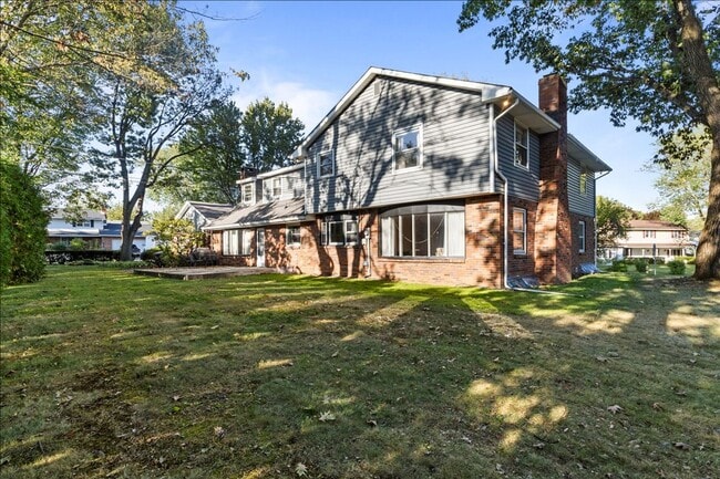 Building Photo - Magnificent 6 bedroom house in desirable Hanover Township!