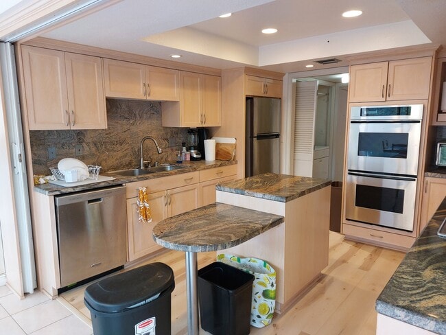 Building Photo - 2420 Torrey Pines Rd