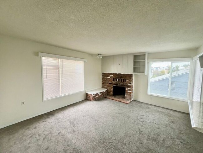 Building Photo - Charming 2-Bedroom Beachside Upstairs Apar...
