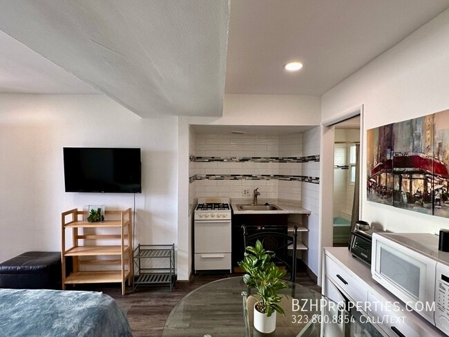 Building Photo - Stylishly Furnished Hollywood Studio