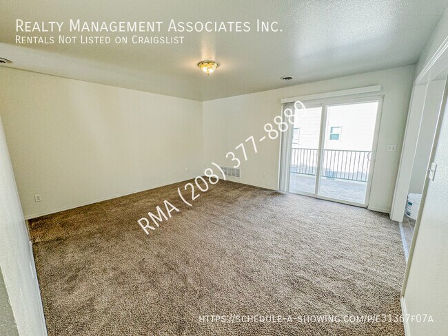Building Photo - Quality 3 Bedroom Apartment Near Downtown ...