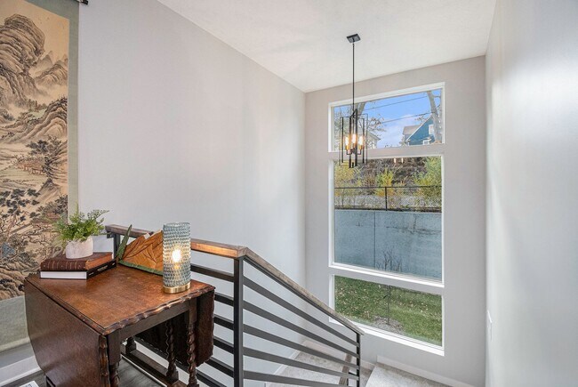 Foto del edificio - -Live Bold at The Ten – Modern 3BR / 2.5BA Townhome + Elevator