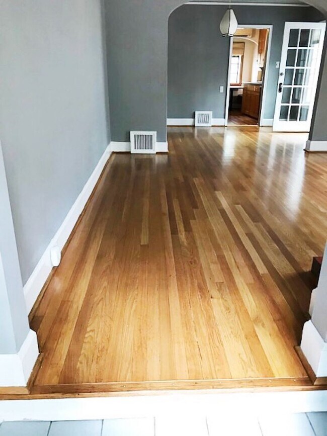Building Photo - Evolve Real Estate: Beutifule House Available for August 2nd Move-in!