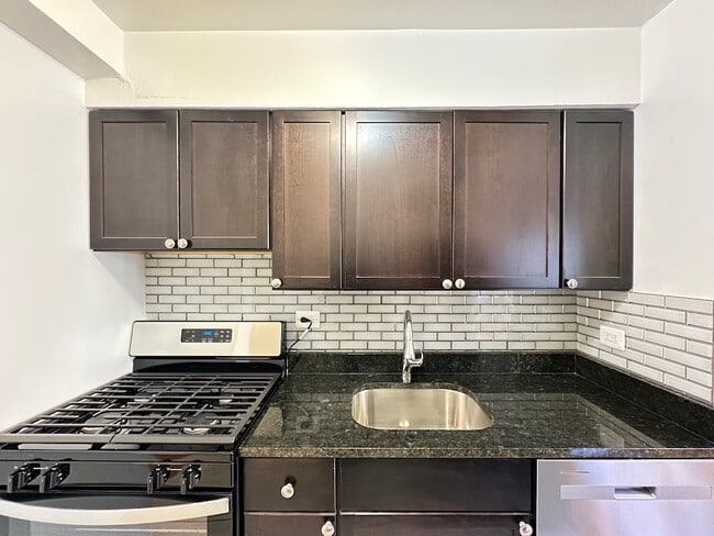 Building Photo - 6830 N Sheridan Rd