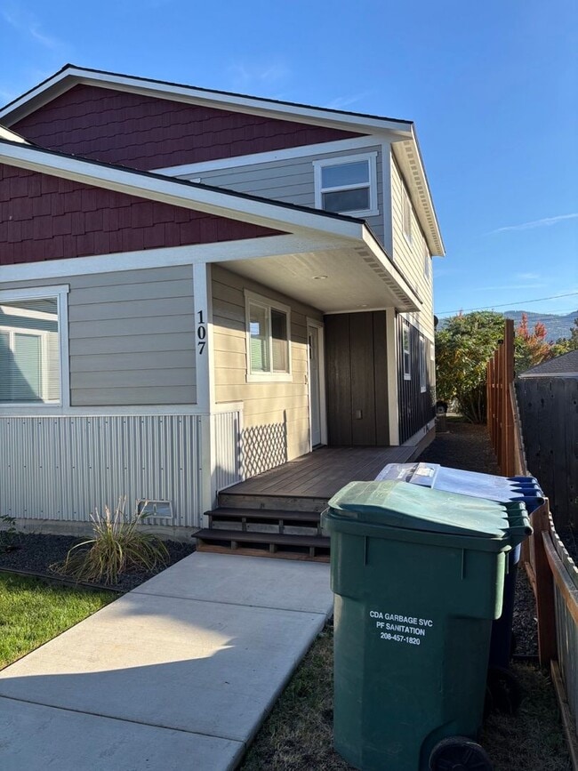 Building Photo - 105-107 W 10th Ave