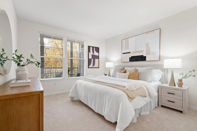 Foto del edificio - 1-Bedroom Retreat with Hardwood Floors & Central Vacuum!"