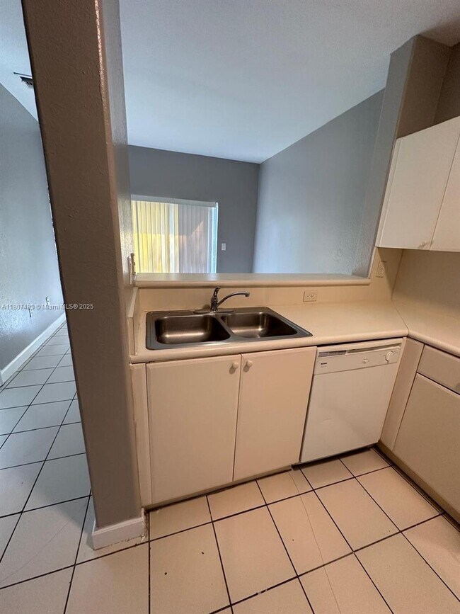 Building Photo - 1692 SE 29th Ct