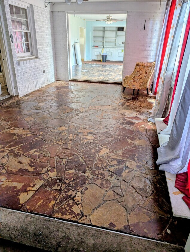 Entrada a la sala principal - 6908 Rivers Ave