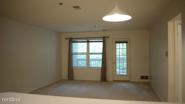 Building Photo - 2 br, 2 bath Condo - 3101 Poplar Creek SE