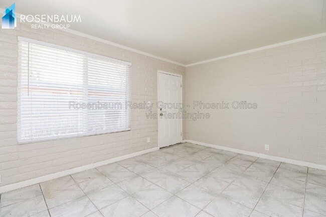 Building Photo - 654 S Mesa Dr