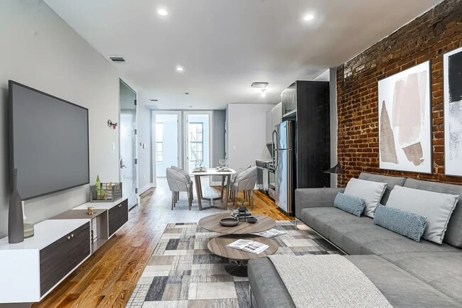Building Photo - Furnished room/NOT APARTMENT
