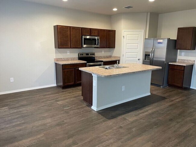Foto del edificio - Prize-Winning Special! | $500 Move-In Credit on a 4-Bed, 2.5-Bath Home in Saint Hedwig