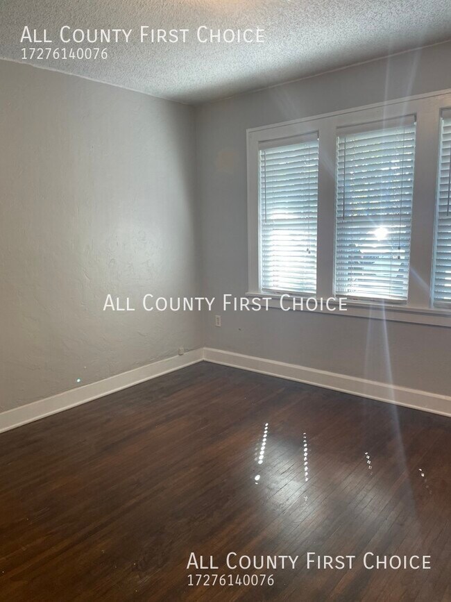 Building Photo - 2 bedroom with 2 car garage