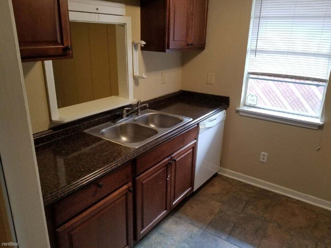 Building Photo - 3 br, 3 bath Apartment - 809 Phlox Ave