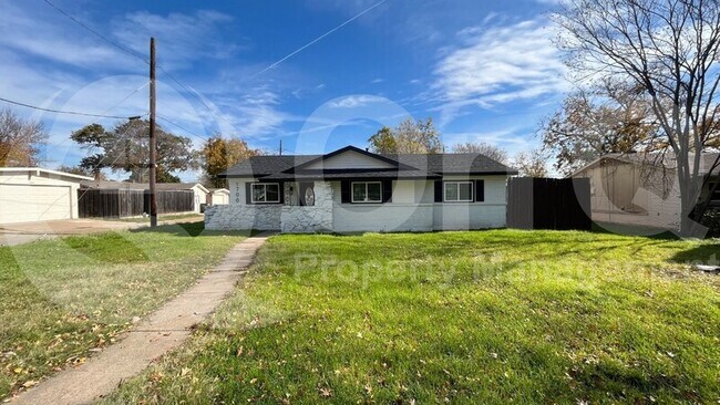 Building Photo - 1700 Debbie Dr