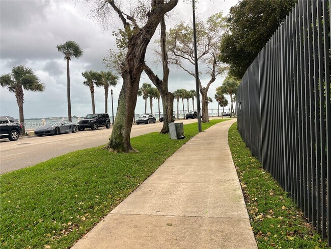 Foto del edificio - 1408 Brickell Bay Dr