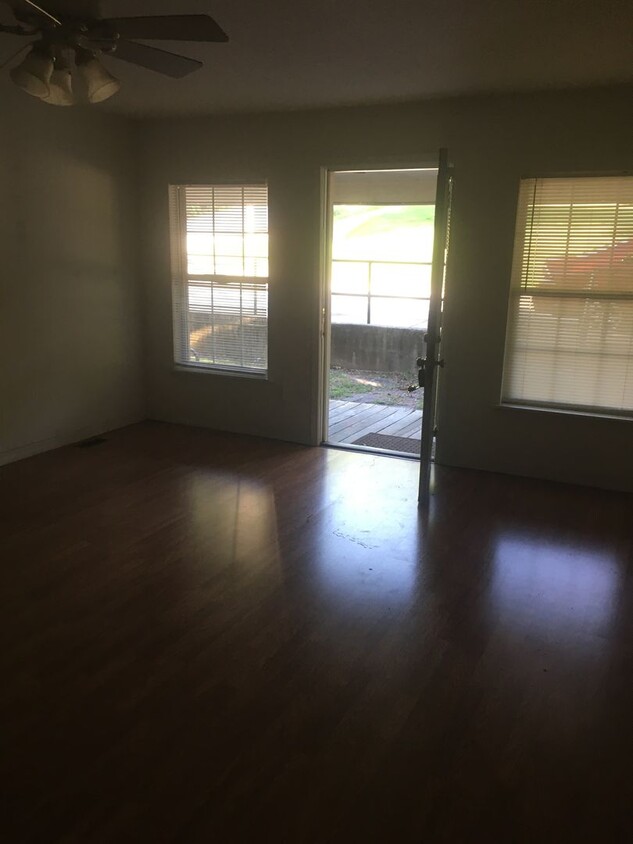 Building Photo - Walking Distance from Campus and Downtown ...