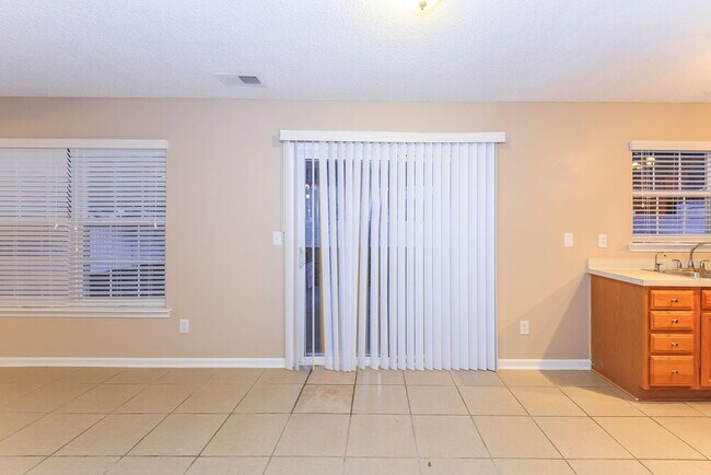 Foto del edificio - 15239 Pangborn Pl